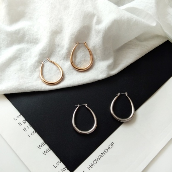 Minimalist Hoop Earring Silver - Picture 3 of 8